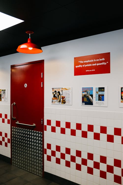 벽, 빨간 문, 수직 쐈어의 무료 스톡 사진