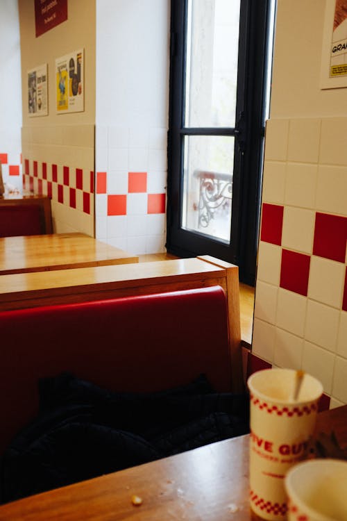 Darmowe zdjęcie z galerii z fast food, jednorazowe kubki, pięciu gości