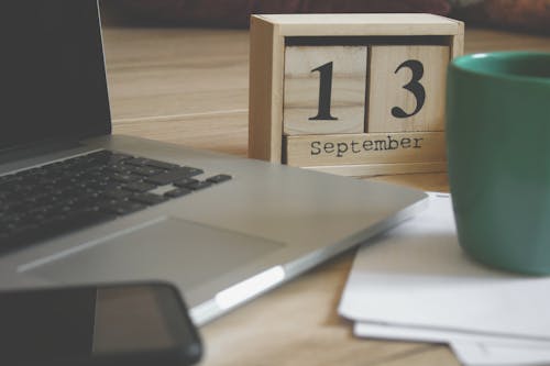 9月13日を表示する茶色の木製ブロックデスクカレンダー