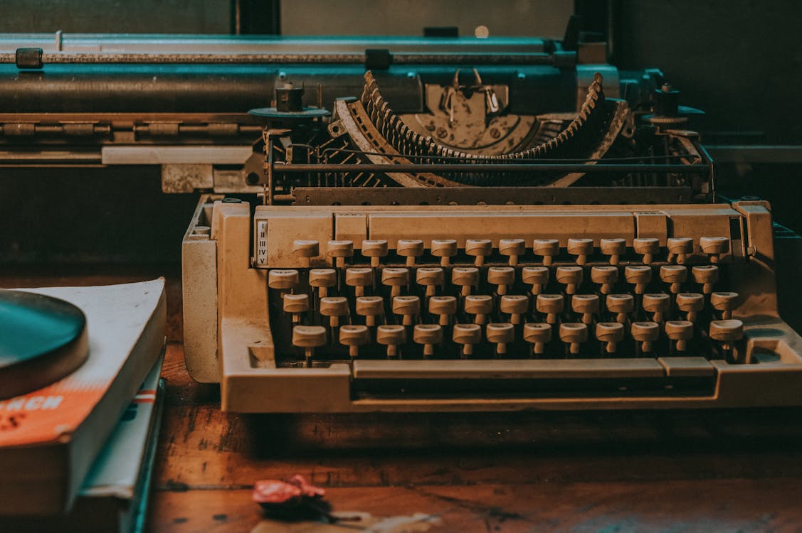 Uma máquina de escrever sobre uma mesa de madeira