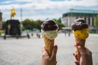 色彩缤纷的甜筒冰淇淋矗立在德累斯顿广场上，展现出令人愉悦的风味，使广场充满活力