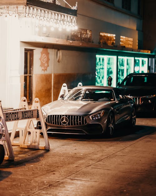 Безкоштовне стокове фото на тему «Mercedes Benz, вертикальні постріл, Вулиця»