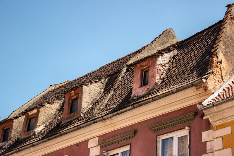 Détail d'un bâtiment historique à Brașov, Roumanie, avec un charmant toit rustique.