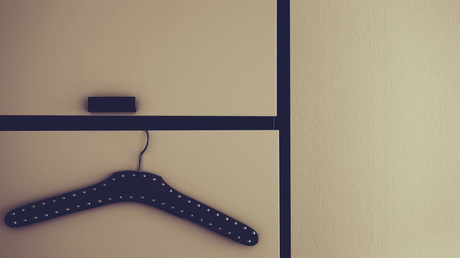 Finding the Perfect Storage Shelf for Your Rental Apartment: Essentials for a Clutter-Free Space Foldable storage shelf in modern rental apartment with organized closet