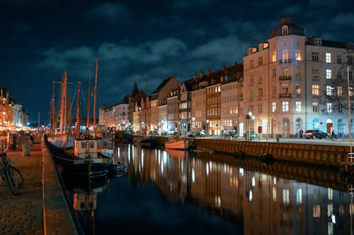 Kostenloses Stock Foto zu architektur, beleuchtet, beleuchtung