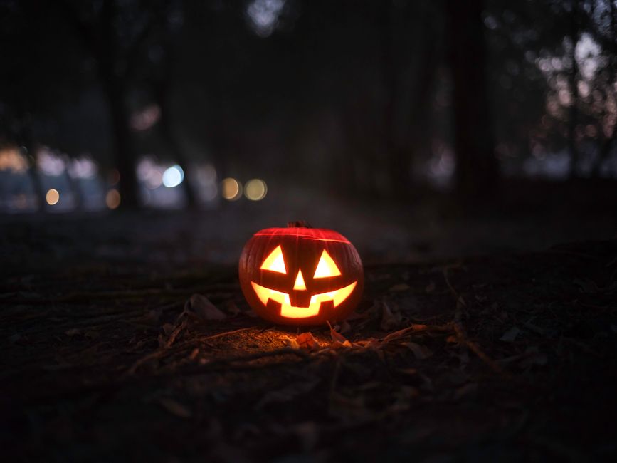 Lantaarns en pompoenen creëren warme herfstsfeer. Lantaarns en pompoenen creëren warme herfstsfeer.