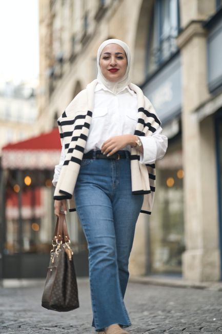 Hoy: rayas en los hombros, camisa blanca y jeans crudos. Me siento muy cómoda y es mi outfit favorito para la ciudad ☕
#lookdeldia #white #shirt #hijab