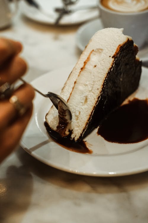 Gratis arkivbilde med dessert, hånd, kake