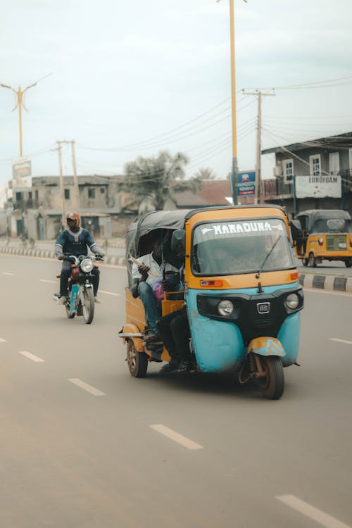Fotos de stock gratuitas de auto rickshaw, carretera, gente