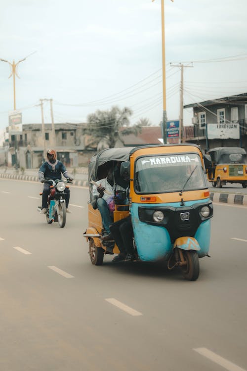 Immagine gratuita di moto, persone, risciò automatico