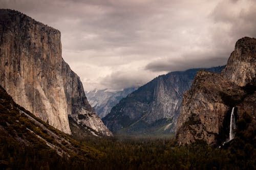 Rassemblement De Tempête Sur La Vallée De Yosemite