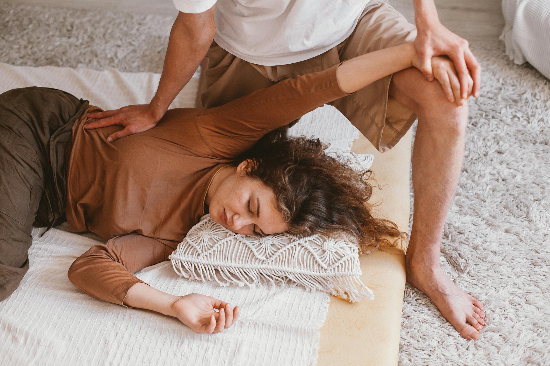 https://www.pexels.com/photo/man-doing-massage-to-woman-lying-down-14253964/