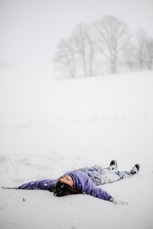 Бесплатное стоковое фото с вертикальный выстрел, женщина, зима