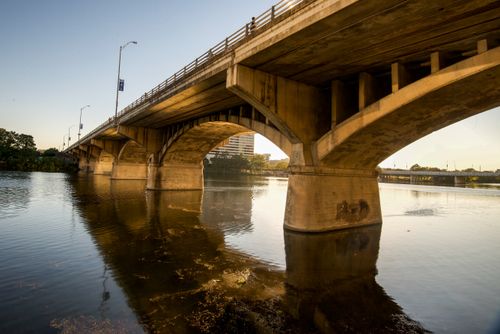 Free A breathtaking view of an iconic bridge over calm waters during the day in Austin, Texas. Stock Photo