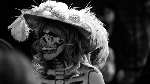 Free Striking black and white portrait featuring creative skull face paint and traditional Mexican attire for Dia de los Muertos. Stock Photo