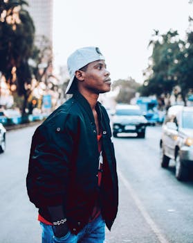 穿着休闲都市装的时尚年轻人，自信地站在繁华的街道上