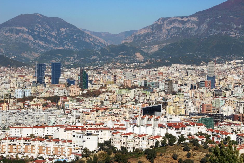 Trouver un travail a Tirana en 2026 : guide pratique pour expatries