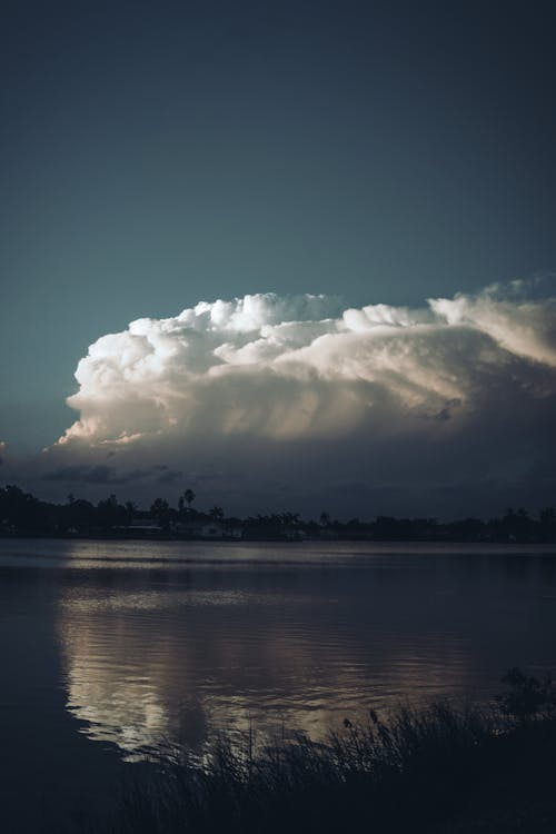 Darmowe zdjęcie z galerii z jezioro, pionowy strzał, pochmurne niebo