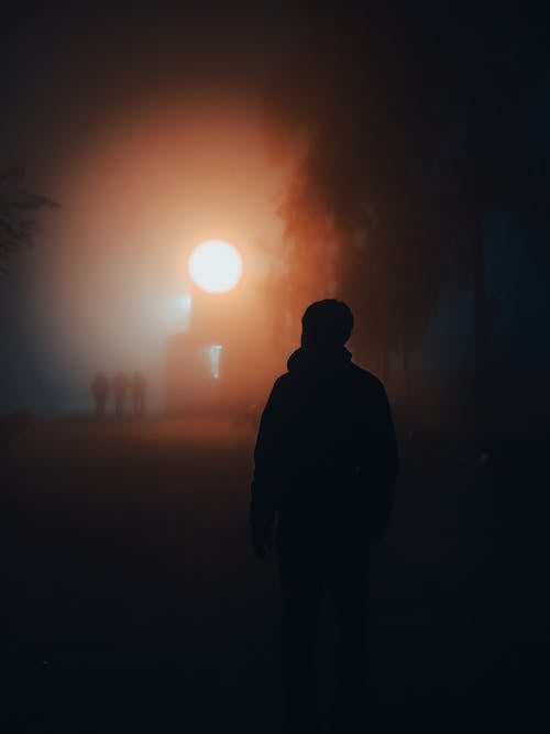Δωρεάν στοκ φωτογραφιών με άνθρωπος, Νύχτα, ομίχλη Φωτογραφία από στοκ φωτογραφιών