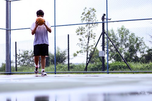 Uomo Che Tiene Pallacanestro Arancione