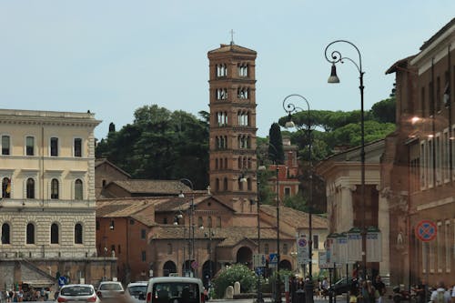 Immagine gratuita di auto, chiesa, cielo sereno