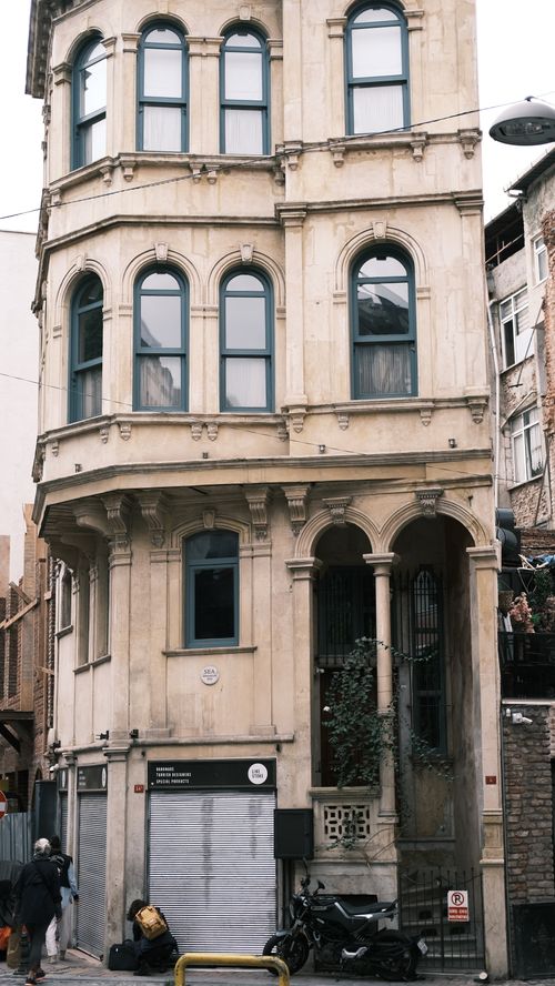 Free A classic, multi-story historic building facade in İstanbul's vibrant urban landscape. Stock Photo