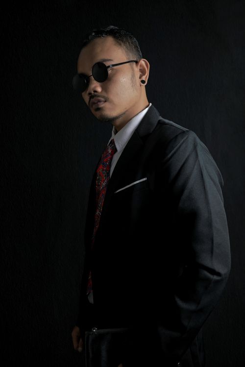 Free Portrait of a stylish man in a suit and sunglasses, exuding confidence and elegance. Stock Photo