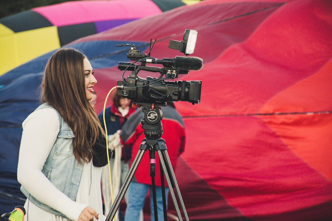 Δωρεάν στοκ φωτογραφιών με videographer, άνθρωπος, γυναίκα