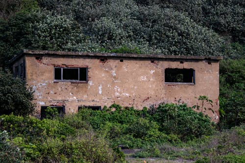 eski fabrika, hasarlı, kirli içeren Ücretsiz stok fotoğraf