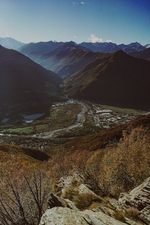 Бесплатное стоковое фото с вертикальный выстрел, горный пейзаж, горный хребет