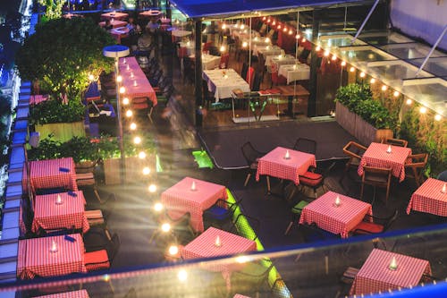 Rooftop Dinners Shine Under November Moonlight