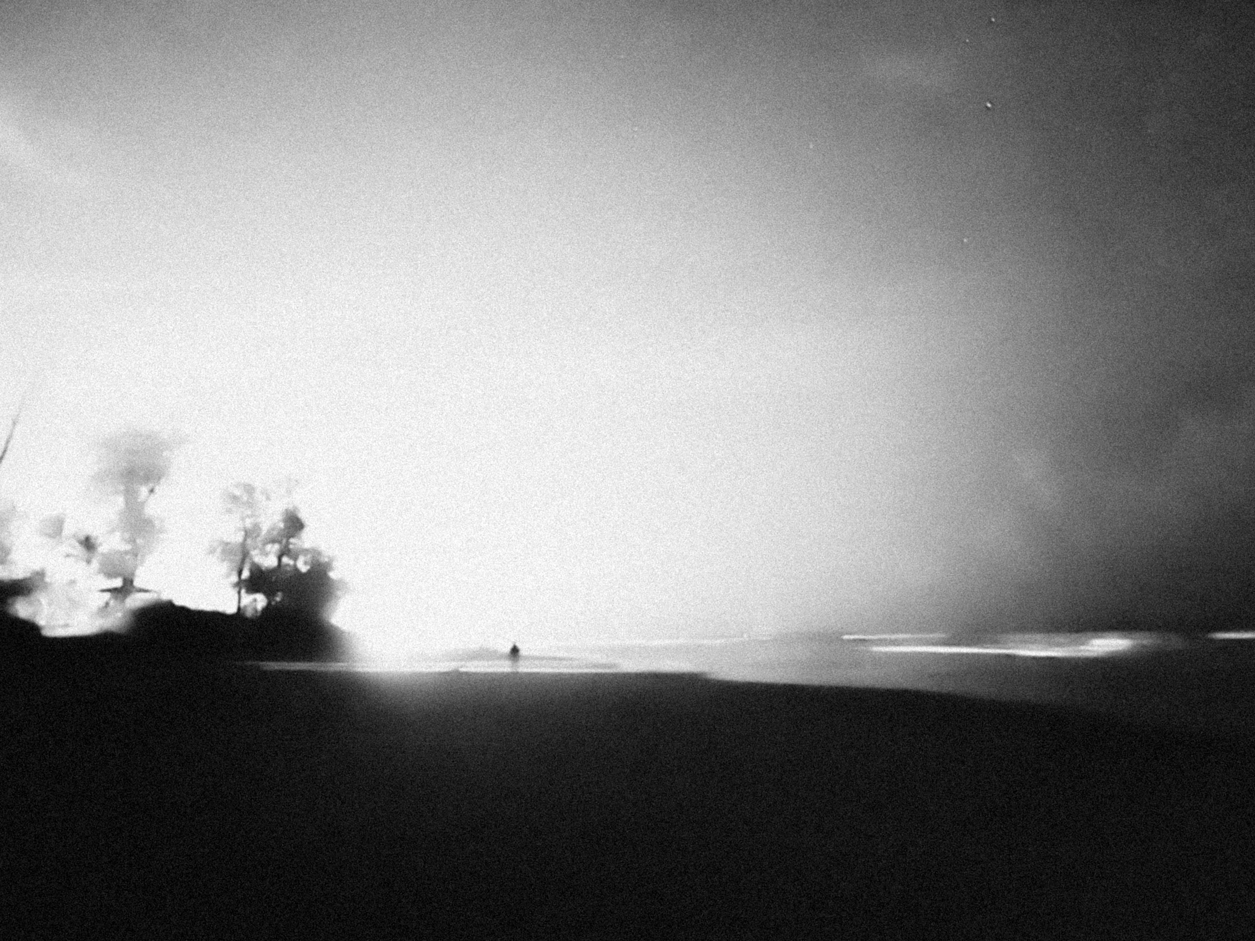 Peisaj oniric în alb-negru cu siluetă solitară sub cerul nopții, simbolizând visele profunde și memoria subconștientului