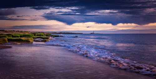 Бесплатное стоковое фото с береговая линия, вода, волны разбиваются