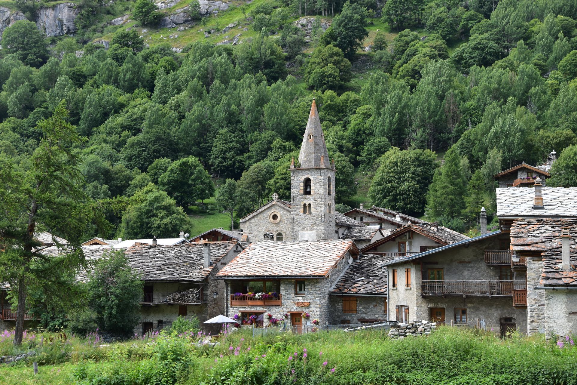 Village de montagne en pierre entouré de verdure dans les Alpes françaises