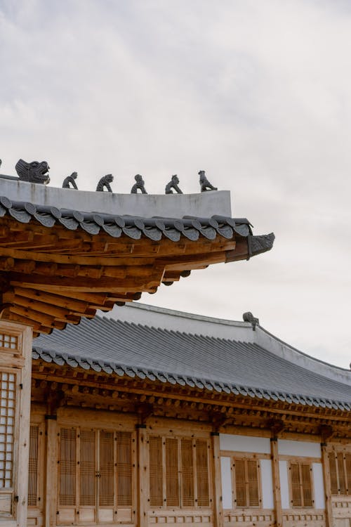Бесплатное стоковое фото с Азиатская архитектура, вертикальный выстрел, крыша