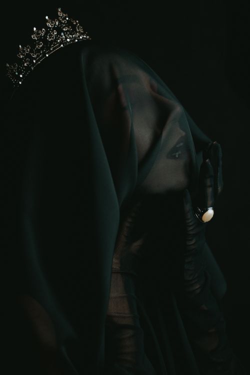 Free Ethereal portrait of a veiled woman wearing a crown, conveying mystery and elegance. Stock Photo