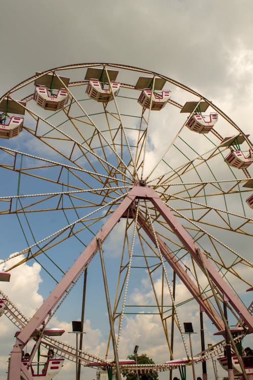 Kostenloses Stock Foto zu bewölkter himmel, fahrgeschäft, riesenrad