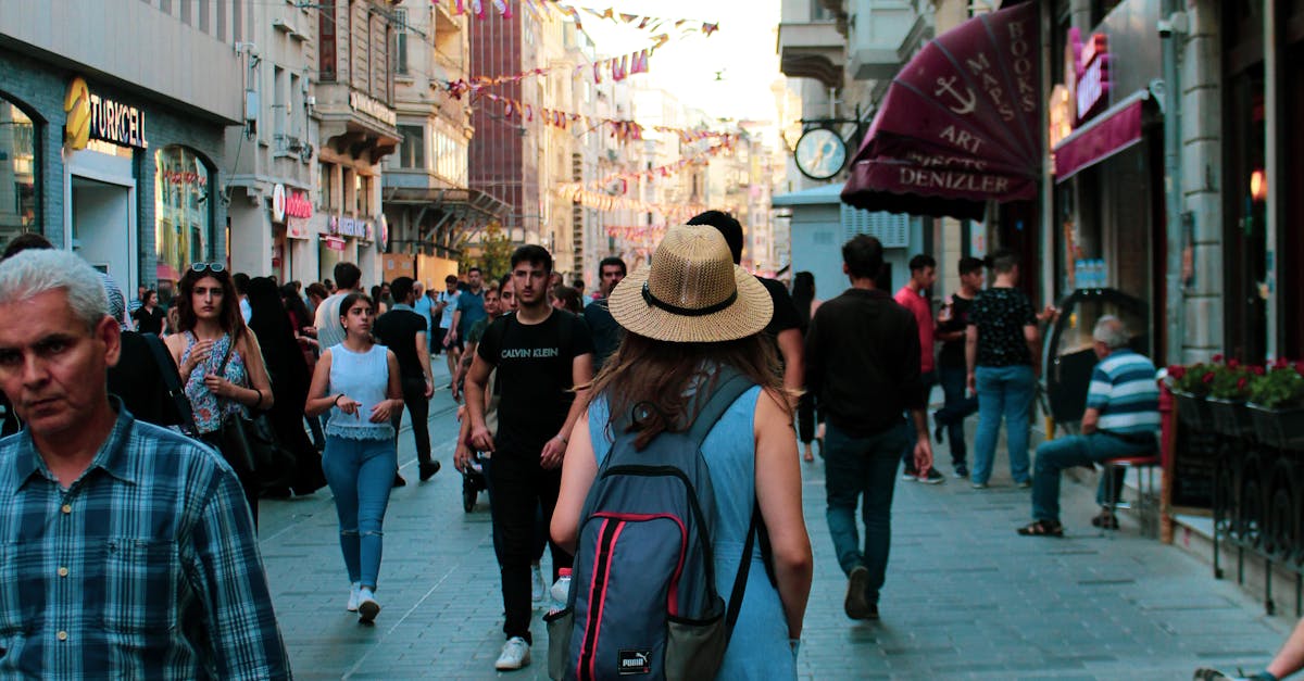 Rüyada Turist Olmak - Rüya Tabiri ve Anlamı - Binaların Yakınındaki Sokakta Yürüyen İnsanlar