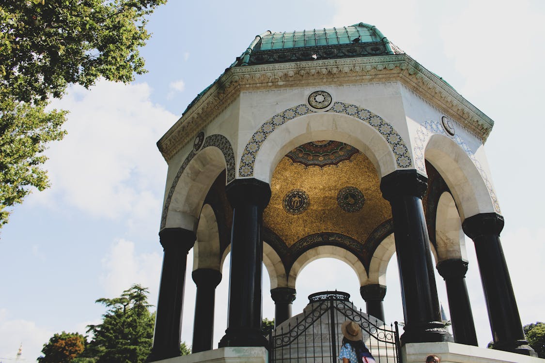 Weißer Und Schwarzer Betonbrunnen Mit Tor