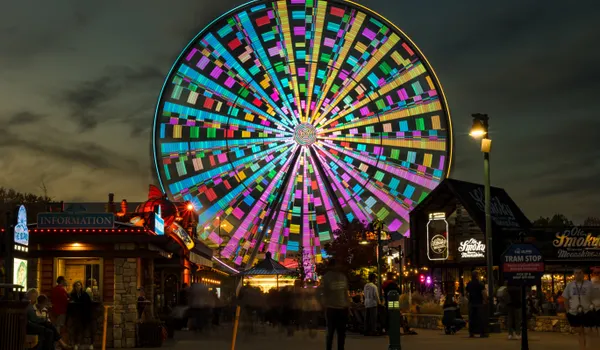 La grande roue de Pigeon Forge illuminée la nuit