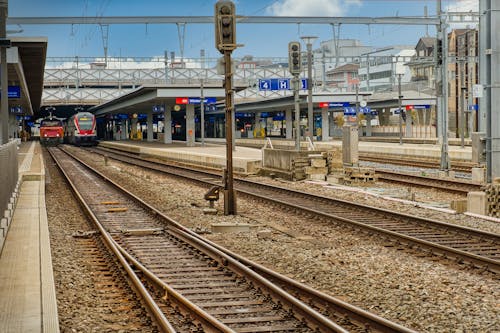 Foto stok gratis jalur kereta api, kendaraan, kendaraan umum