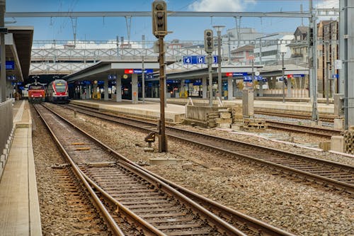 Immagine gratuita di allena, binario della stazione ferroviaria, ferrovie