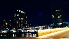 夜间城市桥梁上长时间照射的灯光，展现了充满活力的城市景观