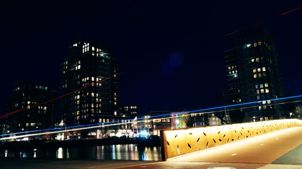 夜间城市桥梁上长时间照射的灯光，展现了充满活力的城市景观