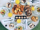 在时尚的环境中，提供奢华的法式早餐，包括糕点、咖啡和果汁，非常适合展现生活方式与美食视觉效果