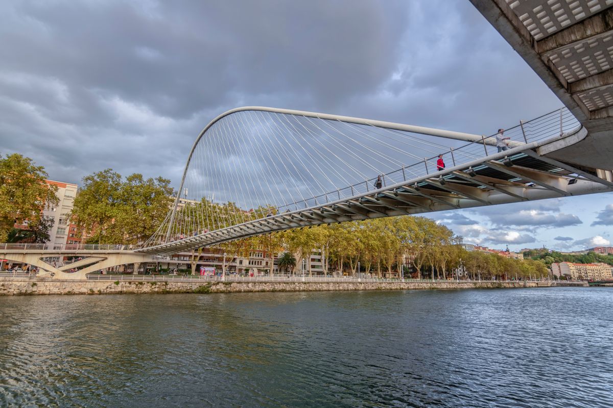 Podul Zubizuri, arcuit peste râul Nervión, în centrul orașului Bilbao
