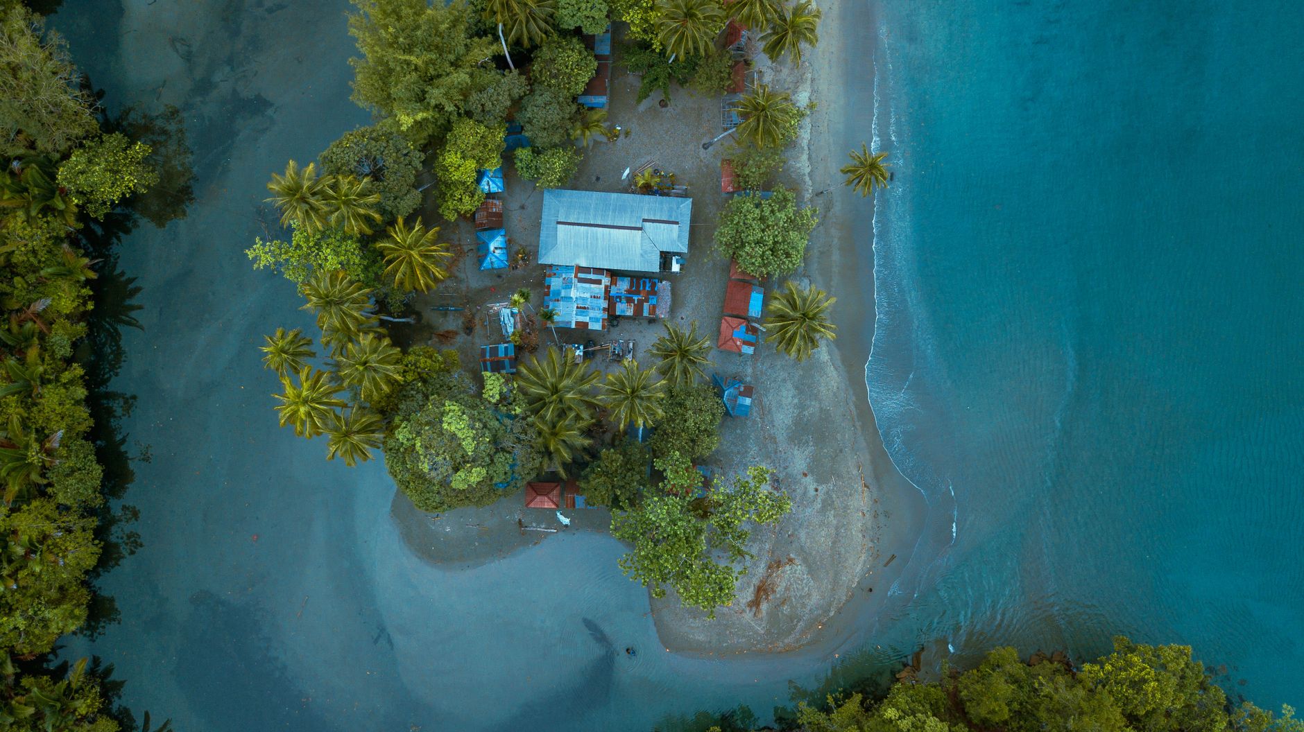 Pantai Sulamadaha Ternate: Permata Tersembunyi di Maluku Utara yang Wajib Dikunjungi