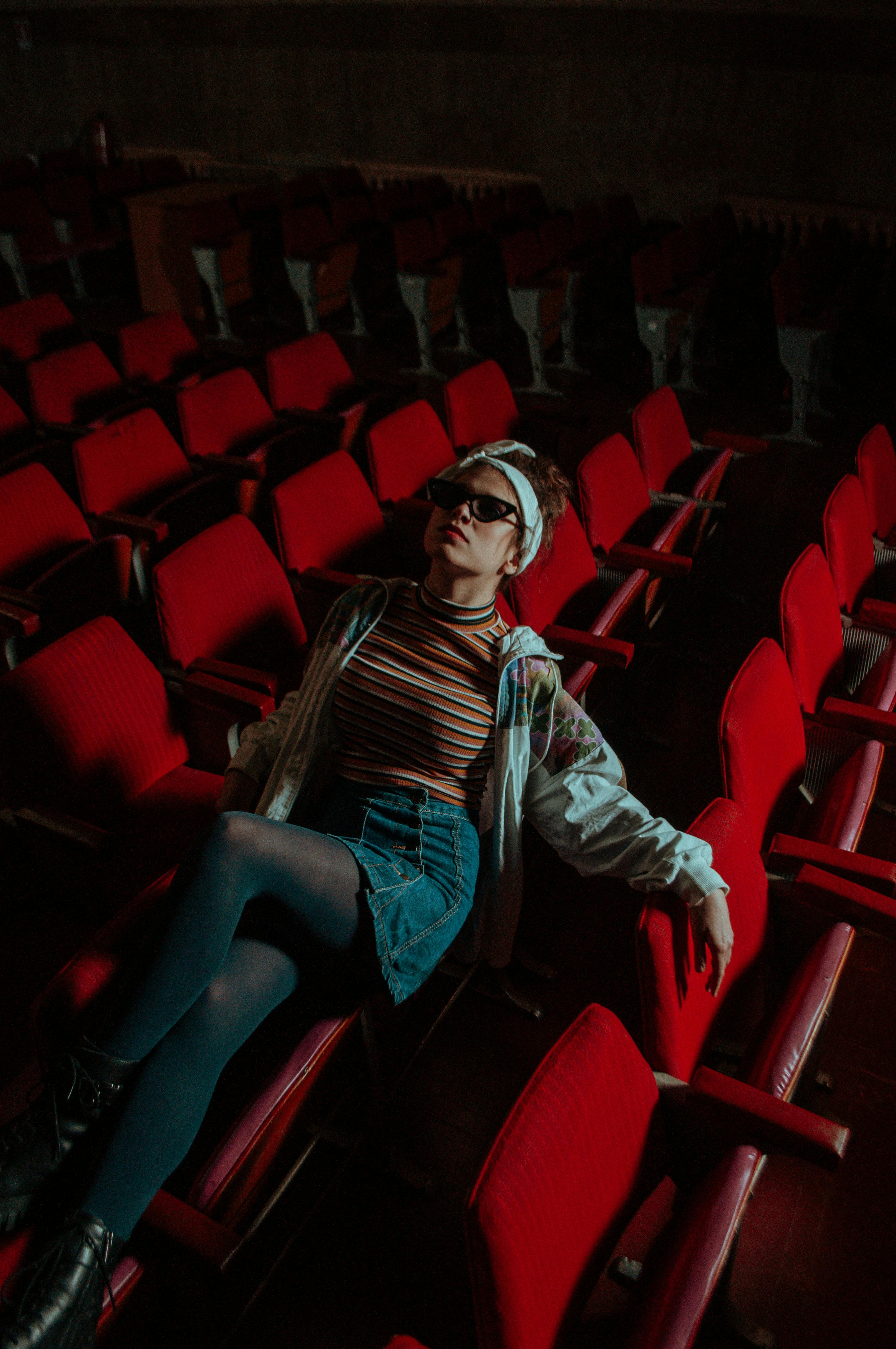 Gratis arkivbilde med auditorium, denim skjørt, dramatisk Arkivbilde