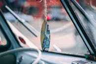 复古大众巴士内饰特写，以悬挂的冲浪板作为装饰，捕捉到怀旧的氛围