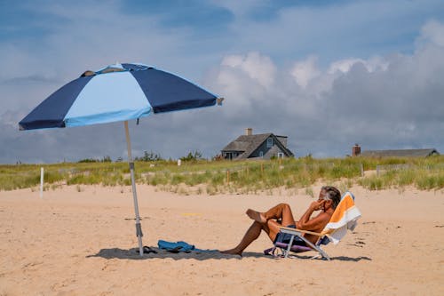 Foto stok gratis berjemur, duduk, kursi pantai